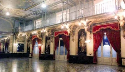 il foyer del Teatro Petruzzelli a Bari