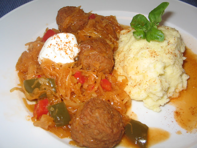 Hungarian Sauerkraut with Meatballs * ~ * Ungarisches Sauerkraut mit ...