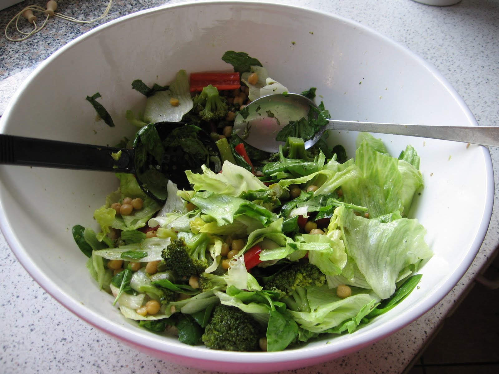 Vegan macht glücklich.: Salat mit grünem Spargel, Kichererbsen und ...