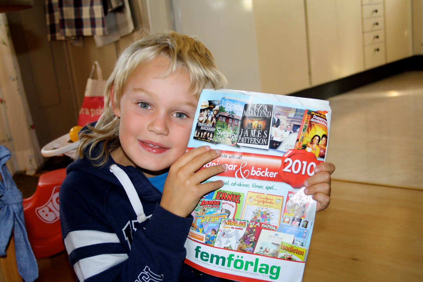 Familjen Erlman i Ullvi Emil säljer jultidningar