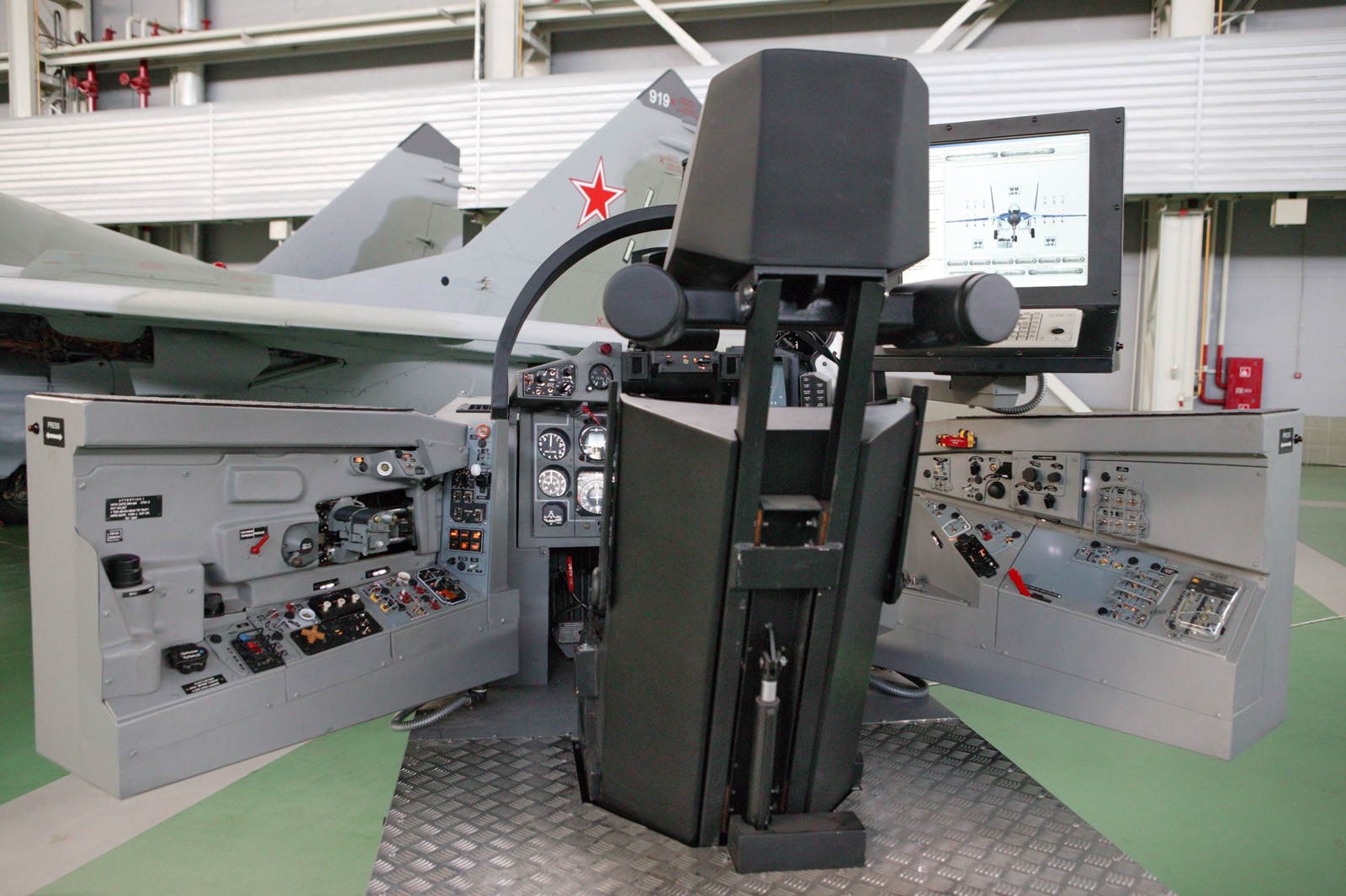 [MiG-29+simulator_3-719307.jpg]