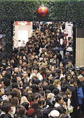 英國倫敦的Selfridges百貨公司26日起展開新年特賣，大批人群在門外排隊。
