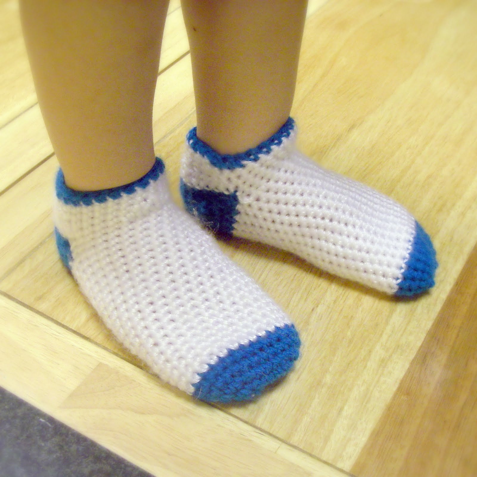 Free Crochet Pattern for Preemie and Newborn Socks | Booties and Bibs