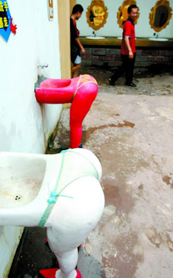 Chongqings public toilet with naked buttocks washing 