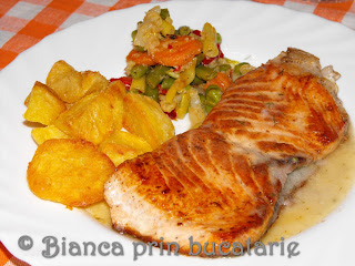 Somon la gratar in sos de vin