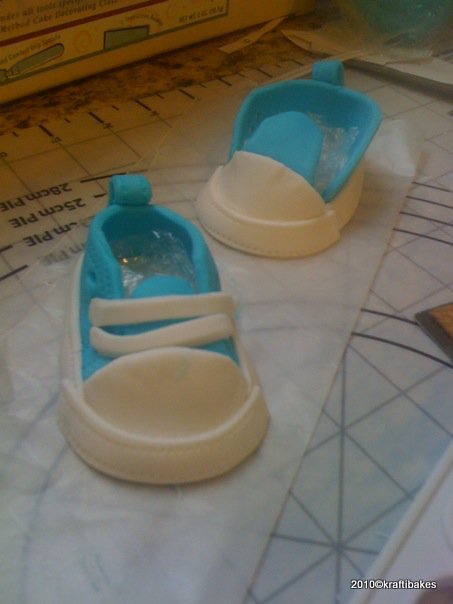 Baking and Beginners: Fondant Baby Converse Shoes