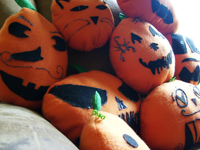 fleece pumpkin pillows, halloween, kids, children, craft, diy, project, jack-o-lantern pillow, refabulous tutorial, how-to