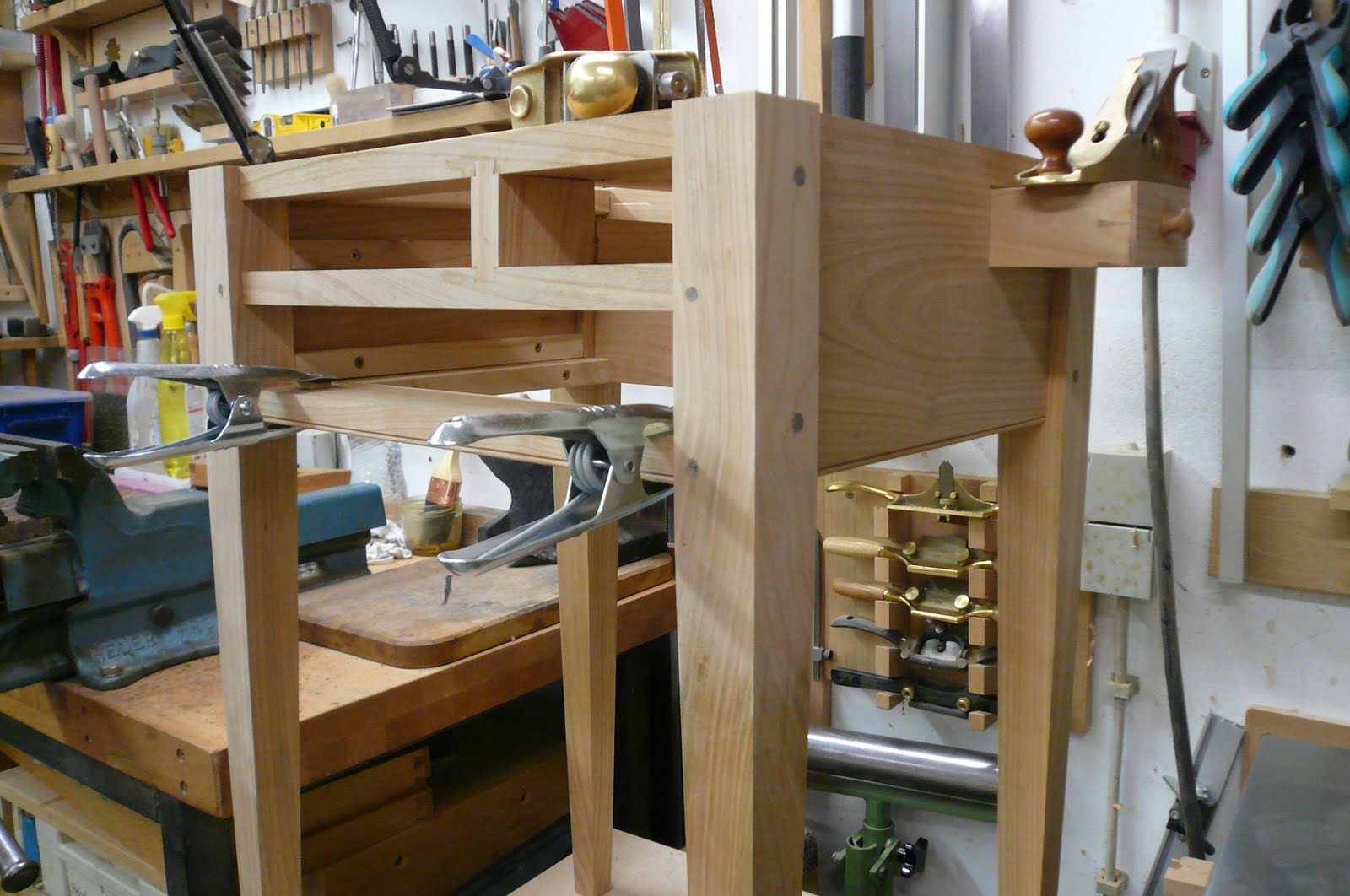 Holz Zeitung: Shaker Beistelltisch mit 4 Schubladen - 17.10.10