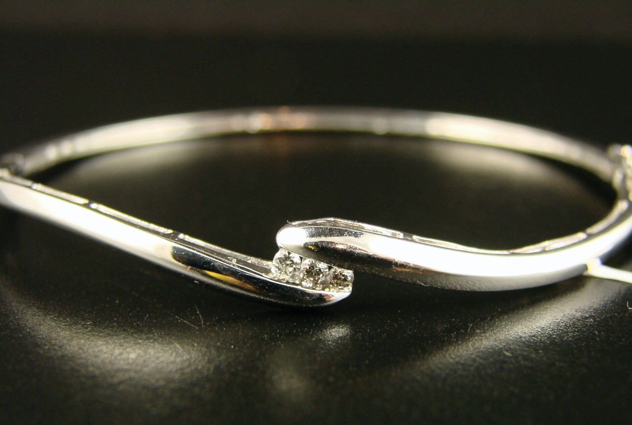 new_york_jewels LADIES ROUND CUT 3 STONE DIAMOND BANGLE BRACELET.25 CT