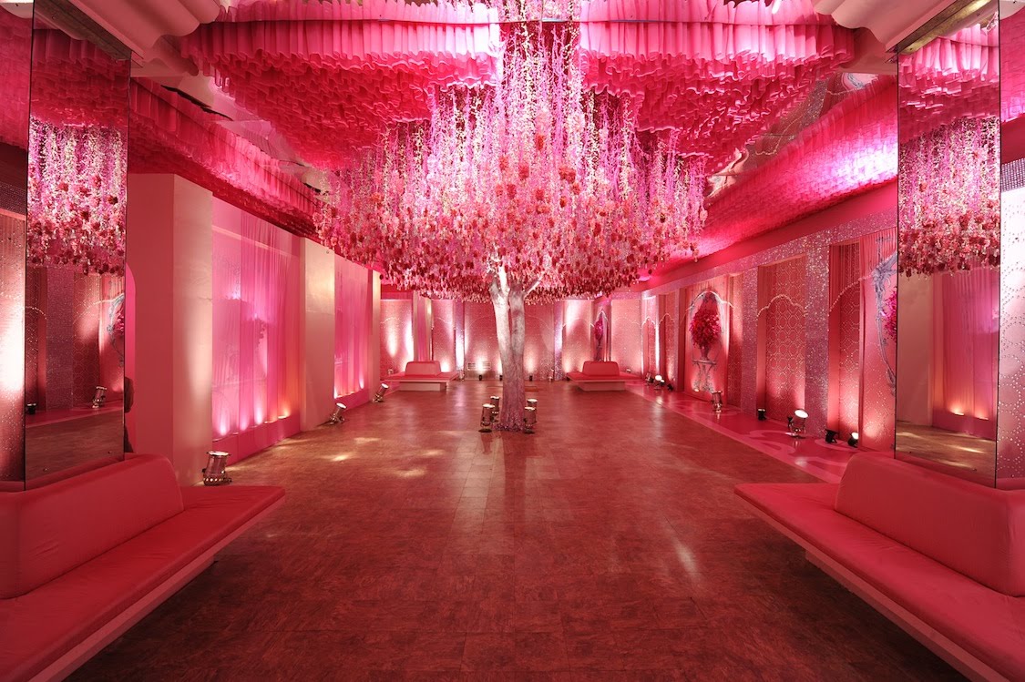 розовая спальня. большой розовый под. комната в розовом стиле. большой розовый под. спальня для девочки в розовом цвете.