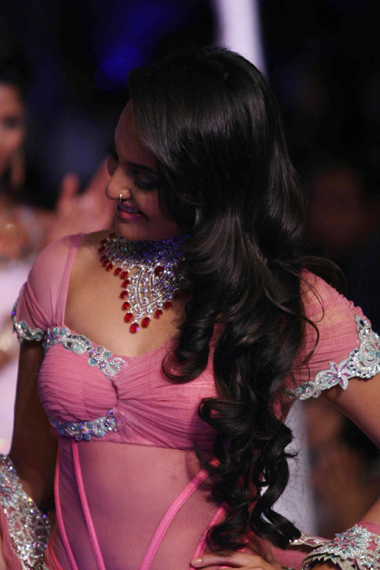 Dabangg Actress Sonakshi Sinha Hot Photos From Fashion Show Hot Wallpapers Photos Sexy 