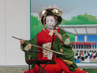 琴に合わせて胡弓を奏でる