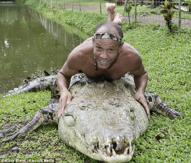 homem e crocodilo