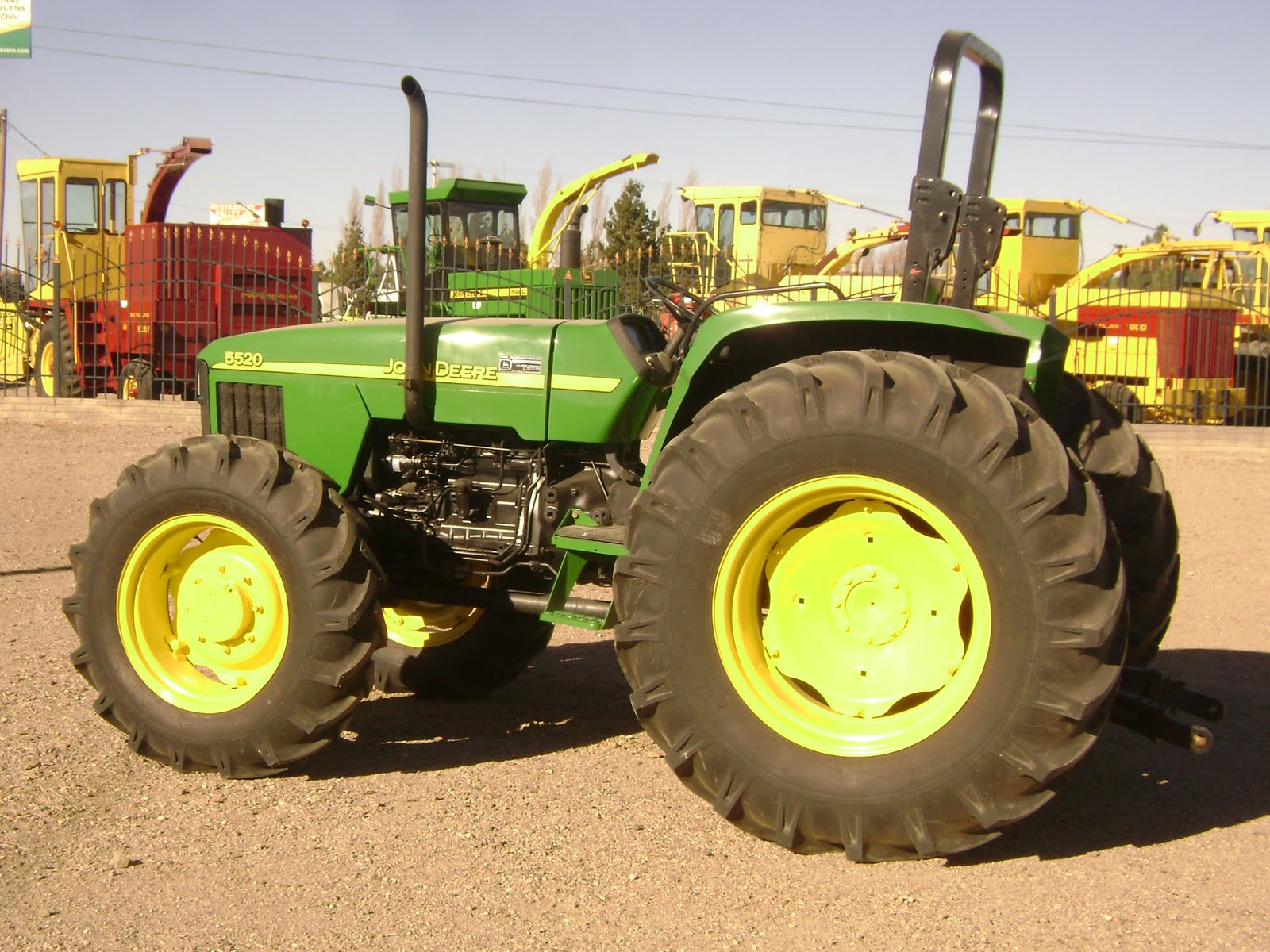 MAQUINARIA AGRICOLA INDUSTRIAL Tractor John Deere 5520 DT VENDIDO
