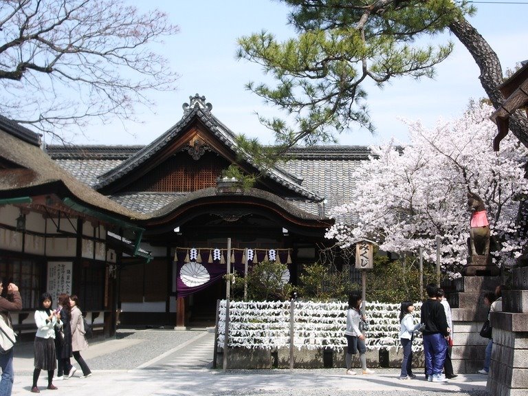 [04-temple+with+sakura.jpg]