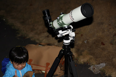 固定攝影曝個三十幾秒就有顏色及彗尾了。於是我就當場拍下並在相機上播放指出彗星是哪一顆，因為之前他在童書上就有看過這些太陽系天體的照片，所以看得懂。