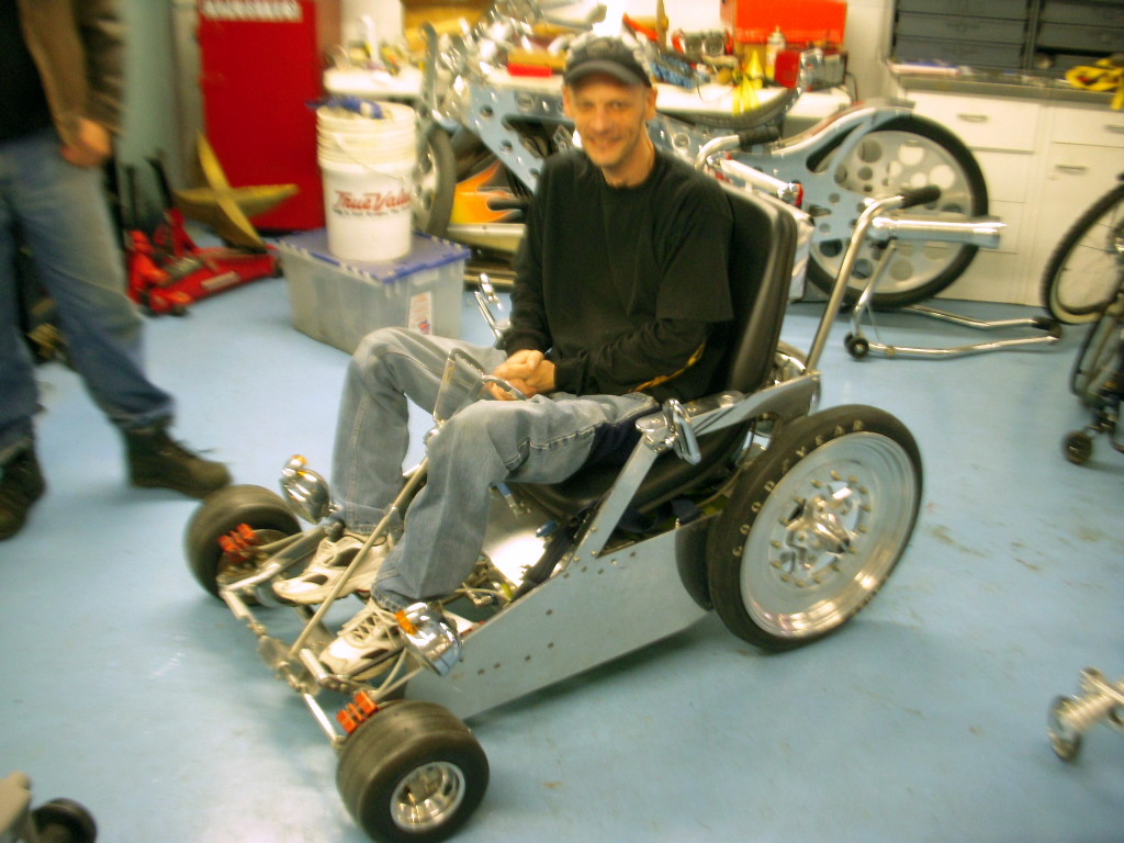 Самодельная коляска. Самодельная инвалидная коляска. Инвалидная коляска с бензиновым двигателем. Самодельная коляска для инвалидов. Мотоцикл из инвалидной коляски.