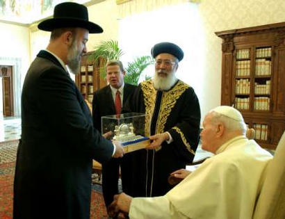 [pope+w+chief+rabbis.jpg]