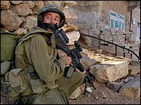 [_39160346_israelisoldier203.jpg]