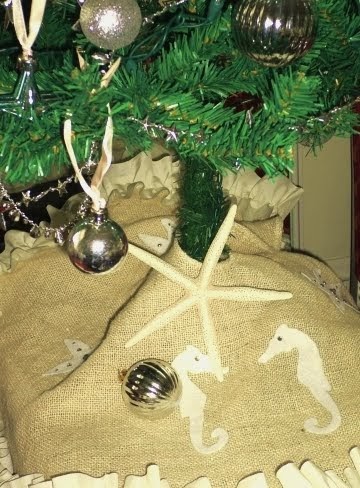 a handmade burlap christmas tree skirt coastal decor ideas and interior design inspiration images - Coastal Christmas Tree Skirt a handmade burlap christmas tree skirt coastal decor ideas and interior design inspiration images - Coastal Christmas Tree Skirt