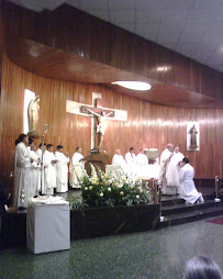 El altar (presbiterio) de la Parroquia  Nuestra Señora de la Esperanza, en Salamanca , Lima,  Perú.