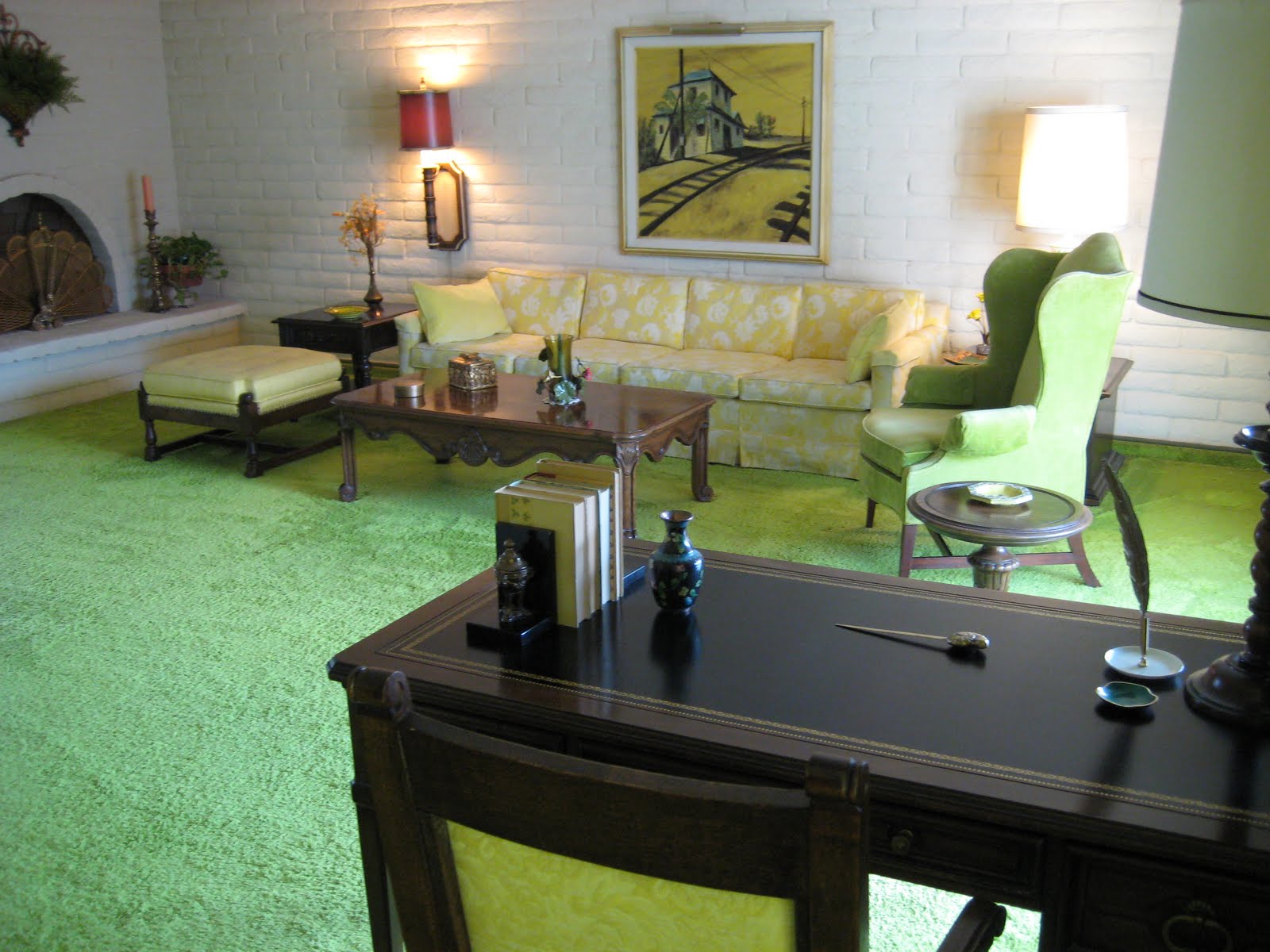 [condo+living+room+desk.JPG]