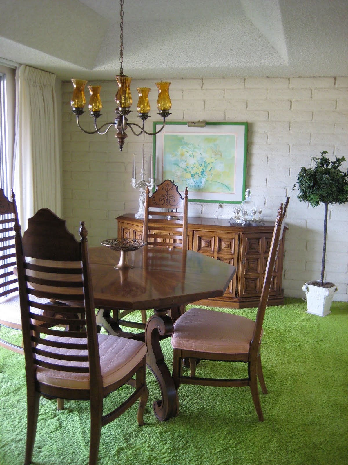 [condo+dining+room.JPG]