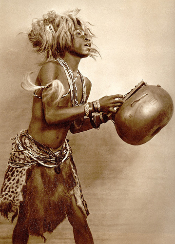[Bailarino baluba Angola 1940-44.jpg]