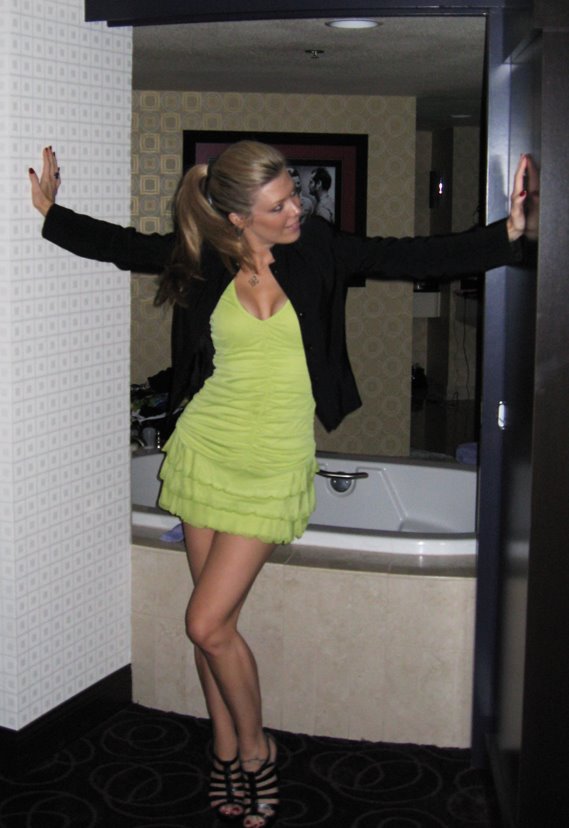 [vegas-maeg-hot-legs.jpg]