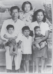 1966 พ่อสมและแม่อำ + ลูกสามคน และ พี่ทองสุข ยืนอยู่ข้างหลัง