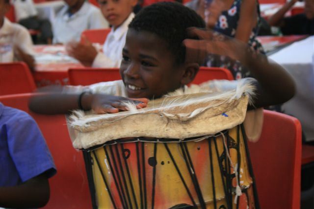 [boy+on+drum.JPG]