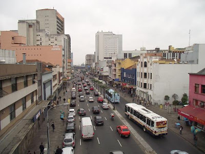 tráfego de automóveis durante o horário comercial na Avenida Júlio de Castilhos, no bairro Centro Histórico de Porto Alegre, capital do Estado do Rio Grande do Sul