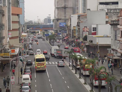 tráfego de veículos na Avenida Júlio de Castilhos, um dos acessos à Estação Rodoviária de Porto Alegre