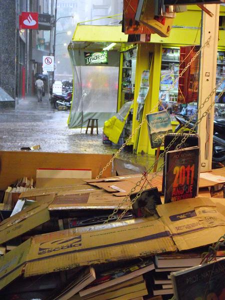 livros, chuva, Feira do Livro, Porto Alegre