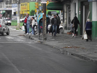 pedestres aguardando o semáforo sinal sinaleira fechar