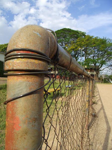 alambrado de ferro da quadra de futebol de areia da Praça dos Cataventos no Bairro Jardim do Salso em Porto Alegre, blog de Porto Alegre