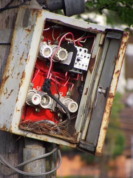 contactora em caixa de luz em poste na Rua Professor Frederico Guilherme gaelzer no Bairro Jardim do Salso em Porto Alegre, RS, blog de Porto Alegre