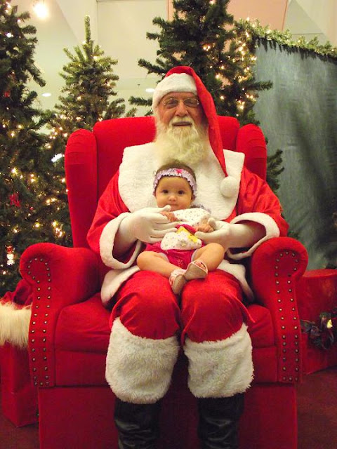 papai noel no shopping total em porto alegre segurando um nenê