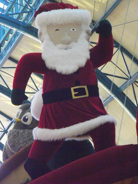 Papai Noel piscando o olho em decoração de natal em shopping de porto alegre