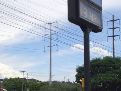 Imagem mostra termômetro marcando 34°C na Avenida Ipiranga em Porto Alegre