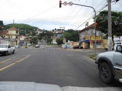 foto apresenta a Rua Madre Ana cruzando a Oscar Pereira. À esquerda encontra-se o Ponto de Táxi Madre Ana. Ao fundo, a Praça Cruz Vermelha