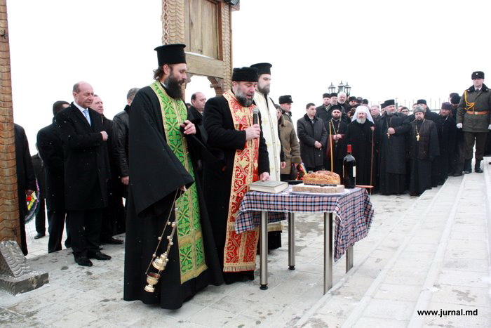 [Basescu+la+slujba+de+la+Tiganca+Basarabia.jpg]