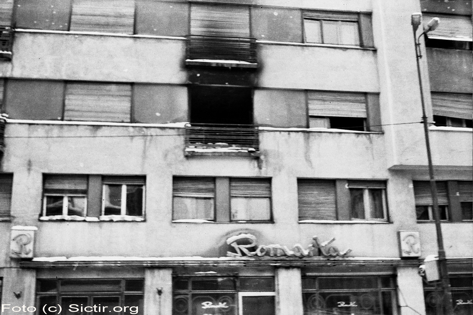 [Decembrie_1989+blocul+romarta.jpg]