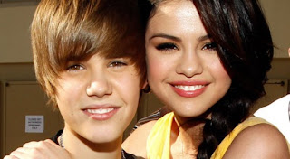 https://4.bp.blogspot.com/_r3ee8Zji4Y0/TQ_eQDDex0I/AAAAAAAAA68/rpbG_AEiHKs/s320/justin_bieber_selena_gomez_kca_2010.jpg