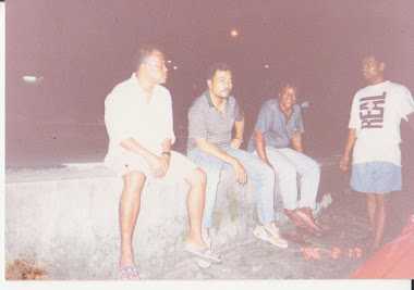 Semasa kat Kedai Burger Pro Shah bawah jambatan Assam Kumbang 1996 Arwah Abah & Arwah Abang Razin