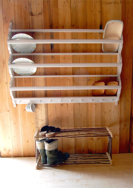 [lightwshoerackweb.jpg]