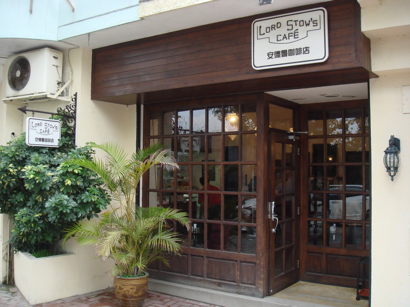[DSC04178+-+Lord+Stow's+Cafe.JPG]
