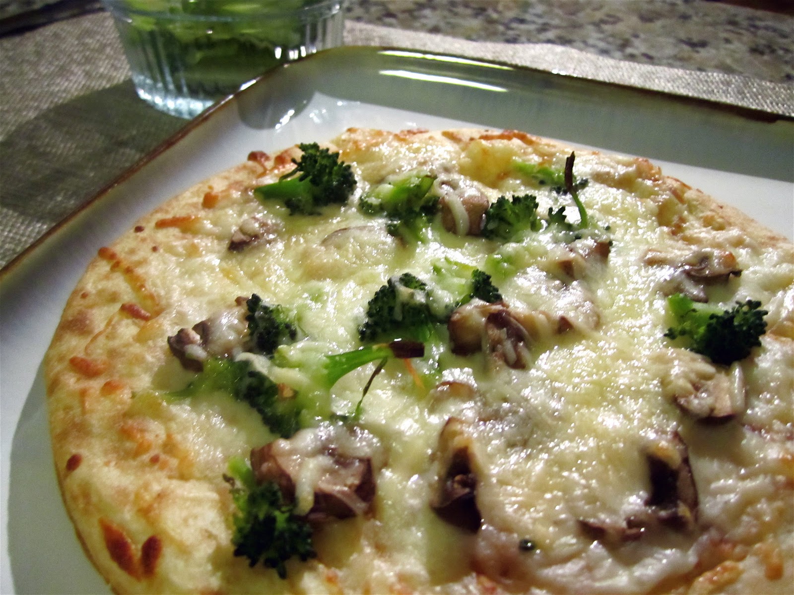 Stephanie Cooks: White Pizza with Mushrooms and Broccoli