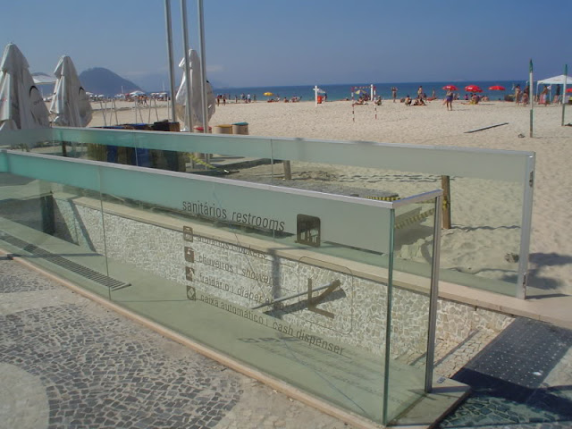 Banheiro e vestiario no Calçadao de Copacabana Banho no Calçadao de Copacabana