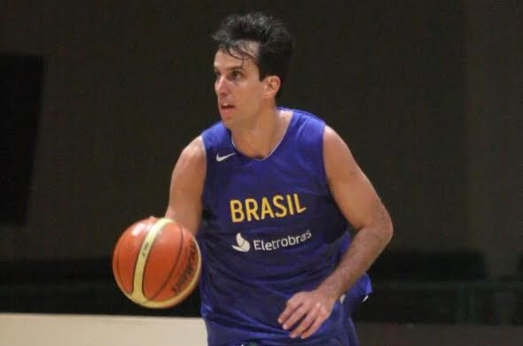 Astro da NBA participa de “rachão” em Diadema e aceita desafio de  brasileiro